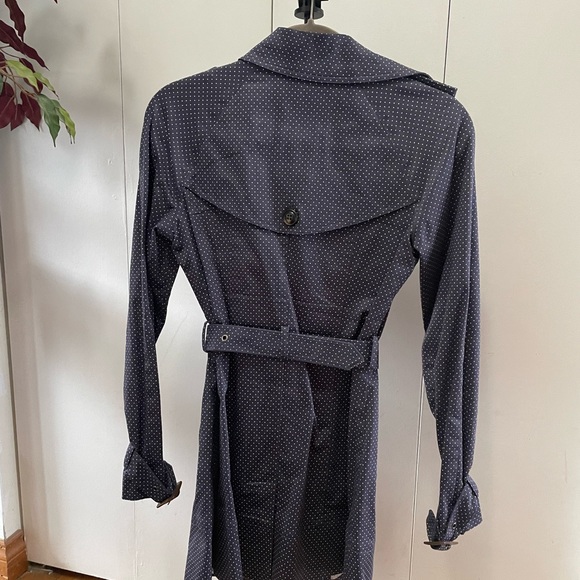 Guess trench coat. Not waterproof. Worn a few times. - Picture 4 of 11